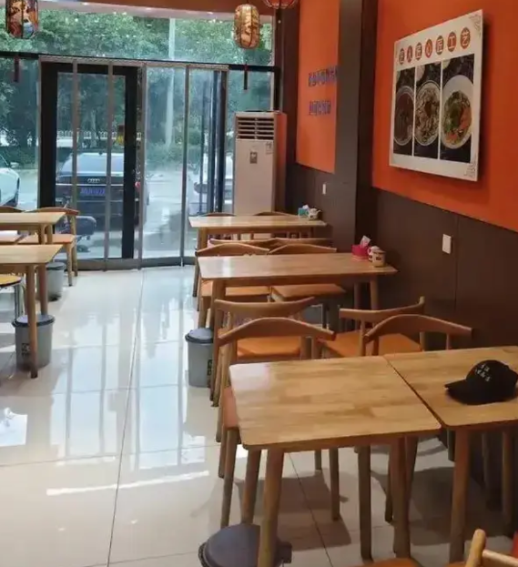 真是奇了怪了！我家楼下有个面馆，贴着转让，我中午进去要了一份油泼面，小票显示号码