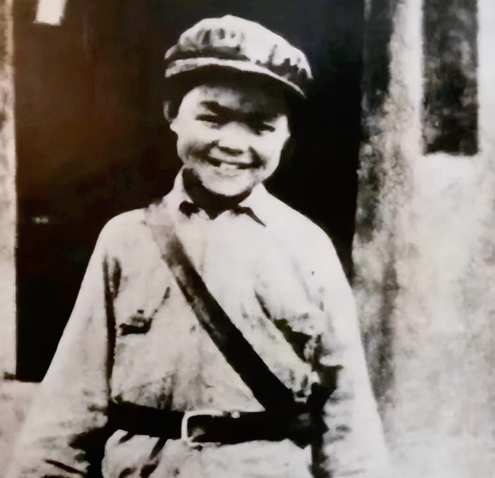 1936年，延安某单位门口，一个十岁小孩自称走过长征要求进单位送信，但哨兵坚持不