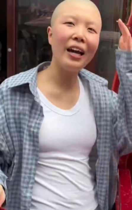 眼泪止不住的流.....6月11号，安徽一残疾女孩独自在街上卖菜，一男子见她可怜