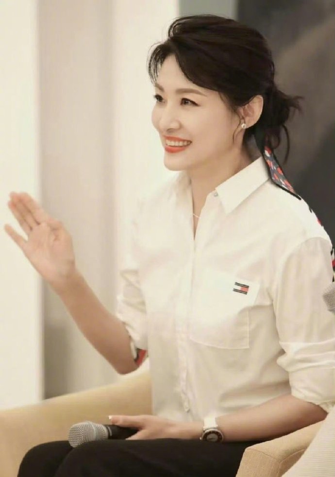 生图无滤镜抗打，细纹藏阅历，气场自带锋芒，从容底气赢麻了 ​​​