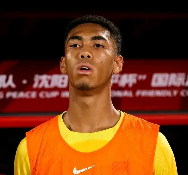 U17国足1-2憾负沙特！上村健一用人决策成焦点，张洪福缺席引热议
昨晚U17国