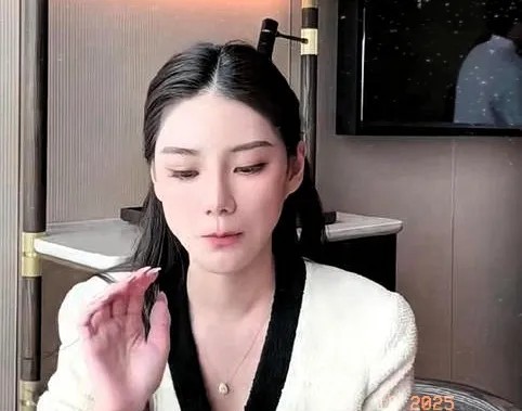 马筱梅谈孩子没回北京上学：尊重孩子选择 定期探望逐渐适应
她说玥儿和霖霖自己愿意