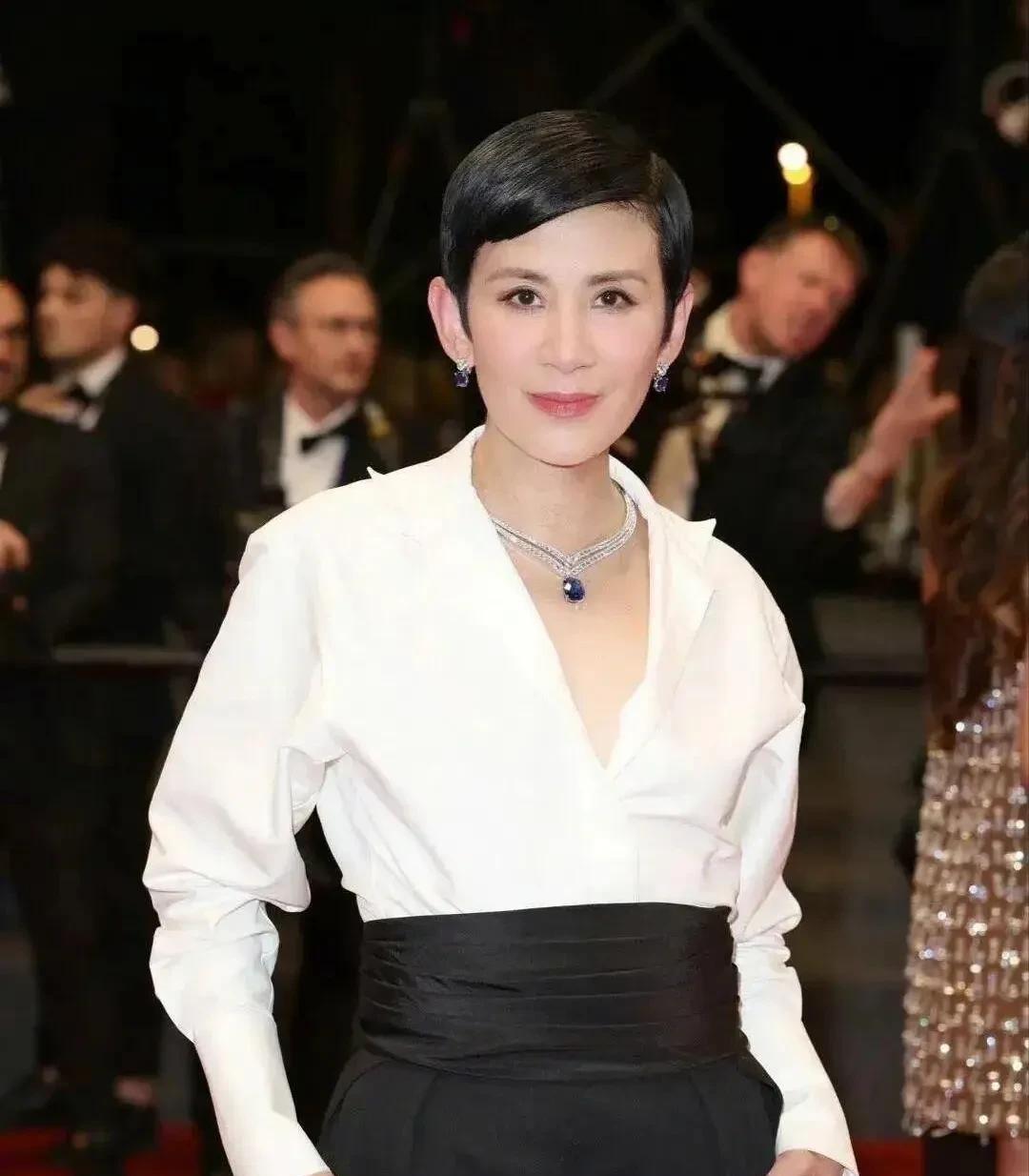 万万没想到
吴君如和陈可辛在一起21年
孩子都养大了，居然一直没有结婚
他俩各花