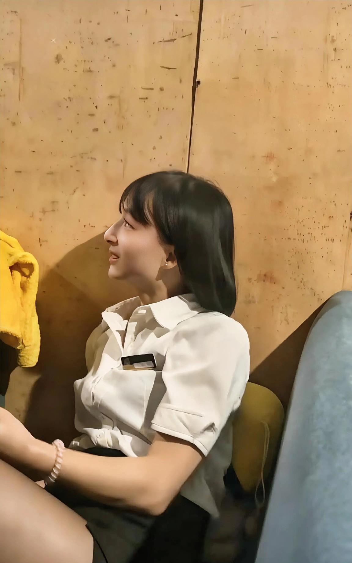 “她的微醺是零点后的私藏月光
