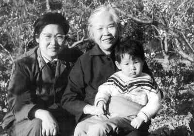 年轻时的贺子珍真美，五官清秀，眉宇间有一股男儿般的英气，井冈山上英姿飒爽的双枪英