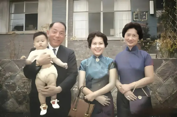 张学良夫妇晚年和儿媳、孙子欢聚一堂！张学良抱着孙子的照片让人感受到家庭的温暖。