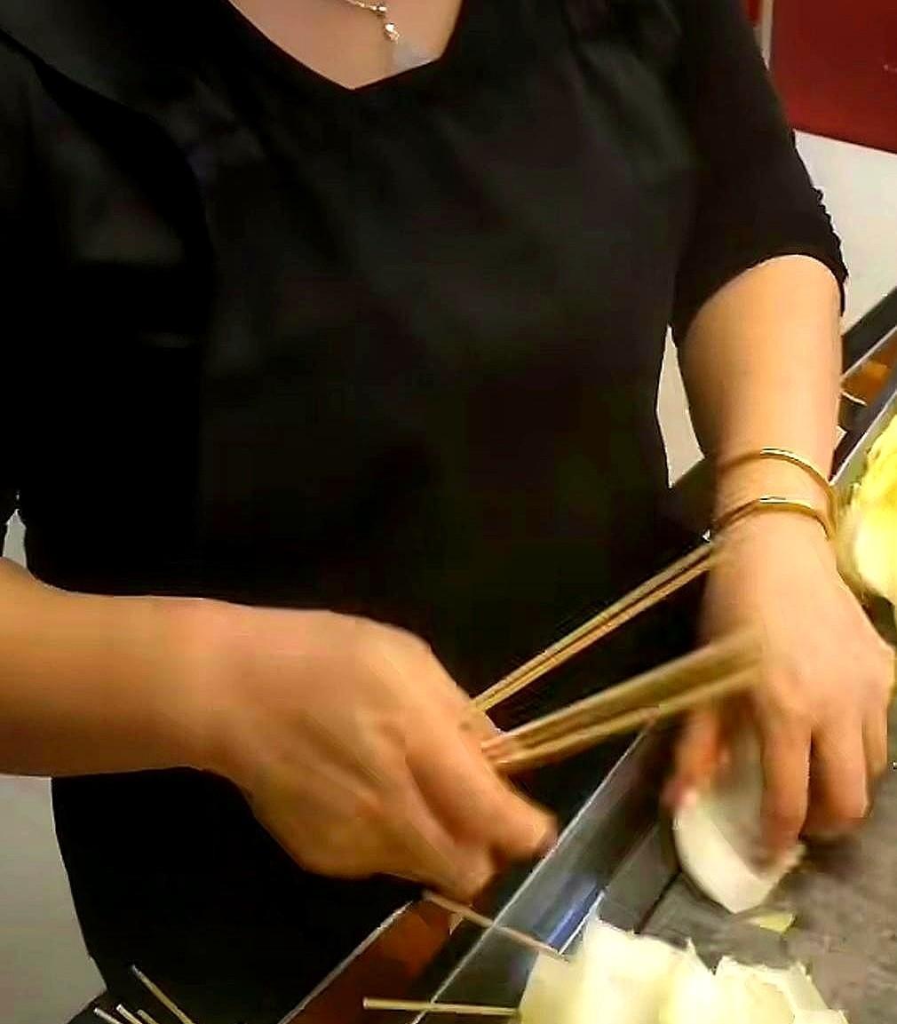 失业在家，早上买菜时发现楼下的串串店招人，招串菜工，早上八点到晚上八点，一个小时