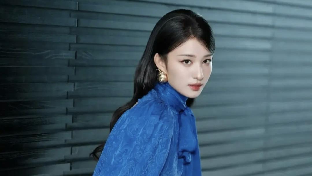 王楚然超季首穿Gucci宝蓝纱裙，冷艳贵气引惊艳全场