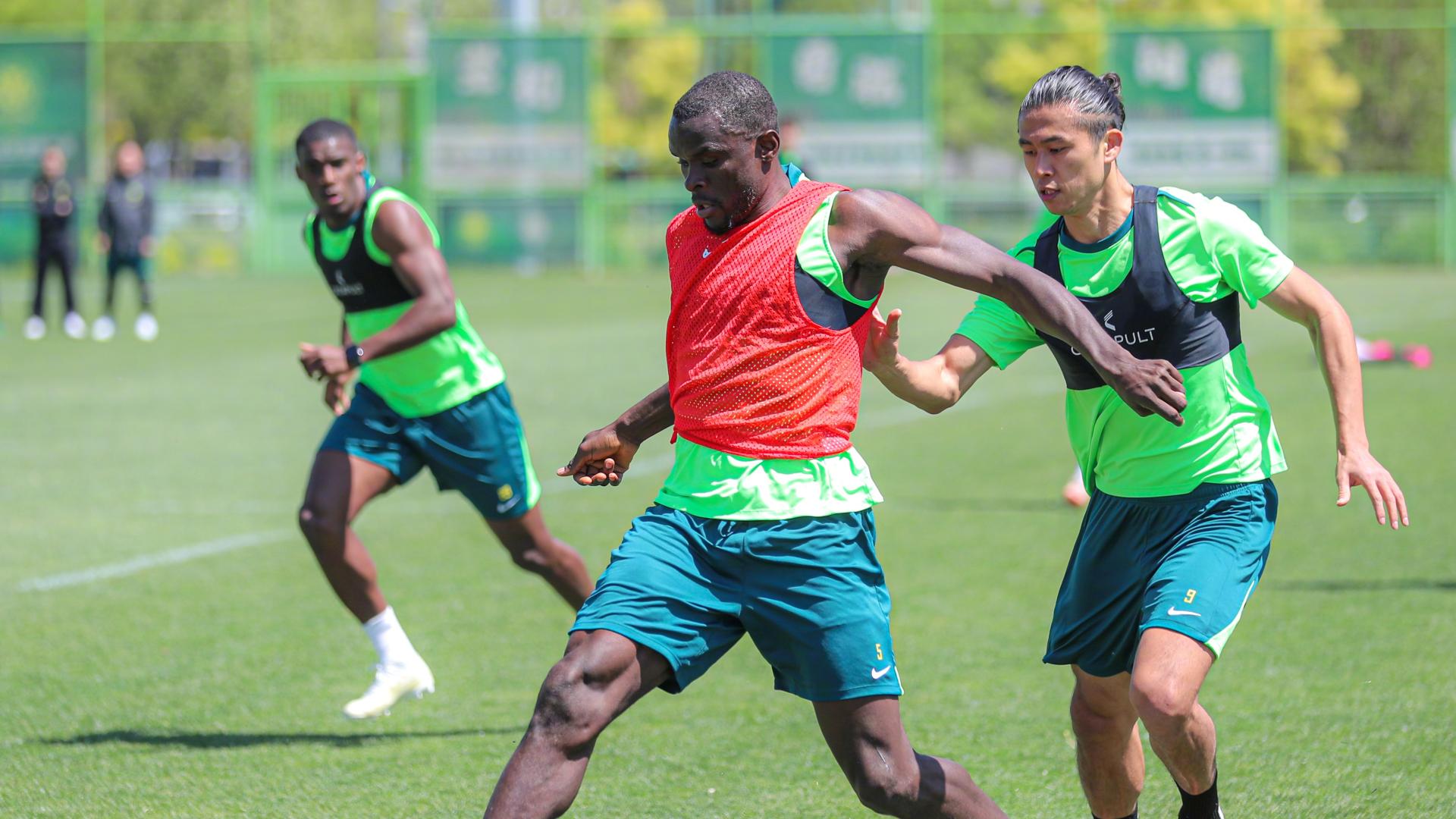 两名新援加盟！国安公布超级杯报名表，19岁小将下月租借离队