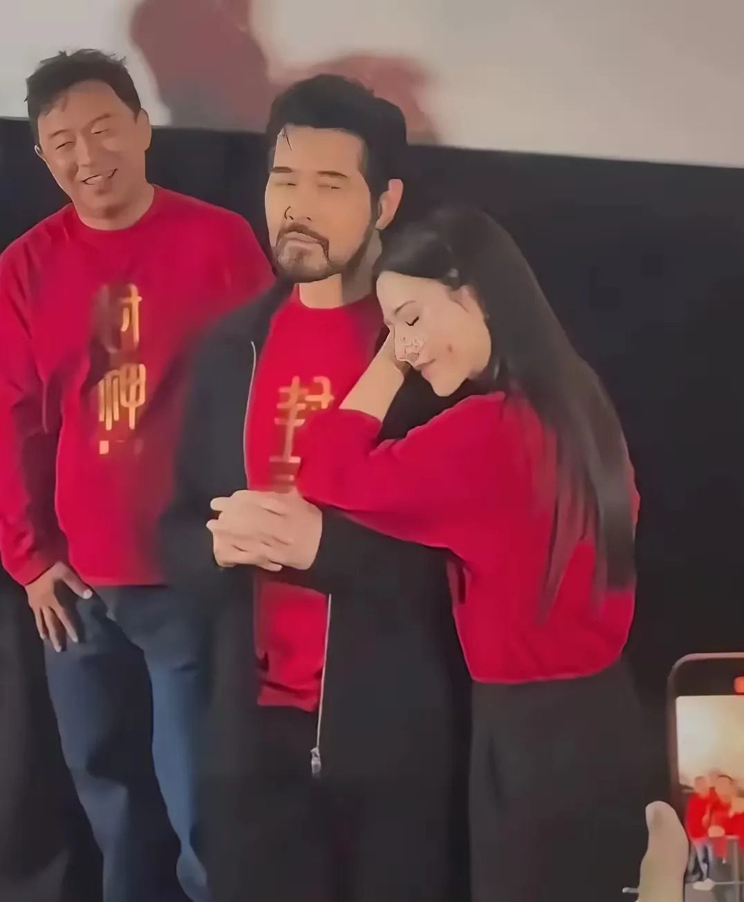 费翔娜然只是纯友谊











我的天哪！最近费翔和娜然的绯闻闹得满城