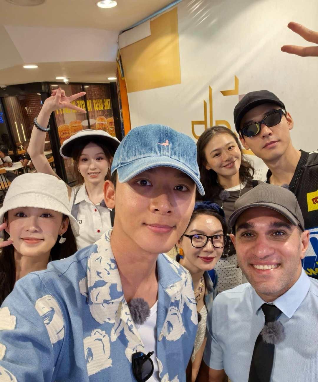 埃及导游穆穆真的很好啊，当李沁还在为自己买了一条比较贵的丝巾而内疚时，他这样说：