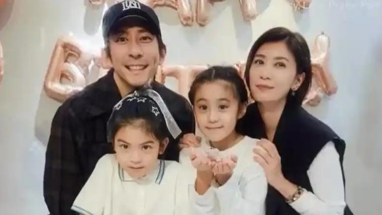修杰楷校门口接女儿，10岁咘咘视力恢复摘眼镜，8岁波妞英语学习喊累
