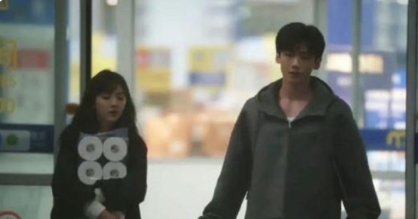 第一次见有人这么抱卫生纸的，难哄编剧导演们好像一天到晚喝露水生活