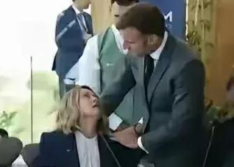 马克龙怪不得挨他老婆的巴掌，他走到哪里都喜欢跟人家勾肩搭背，身体接触。
马克龙不