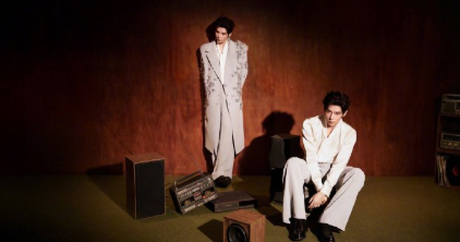 出发图“和自己对话”太吸睛！两个王安宇帅到犯规，东方卫视跨年两首歌，老自老己都给