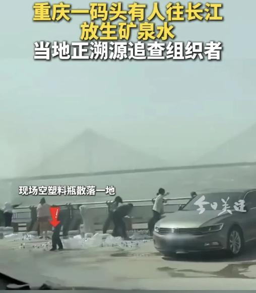 “活久见！还有这种操作？”4月13日，重庆一码头，6名女性排成一排，不断把矿泉水