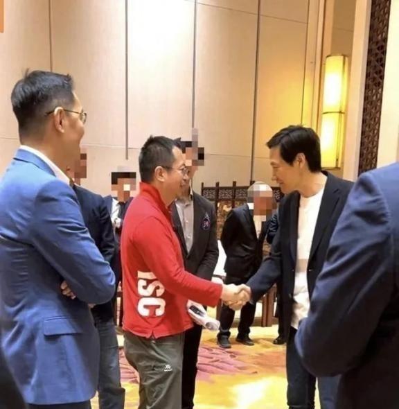 1995年，周鸿祎毕业后加入北京方正公司，雷军已是金山公司总经理。两人通过彼此妻
