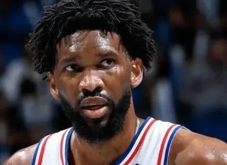NBA，有多达4名NBA球星爆出伤病问题！
1、76人老大，乔尔恩比德，他因为膝