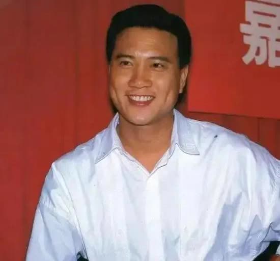 万子良当年破产被追债，他卖掉最后一块劳力士时，撂下狠话，钱能拿走，嗓门还在。60