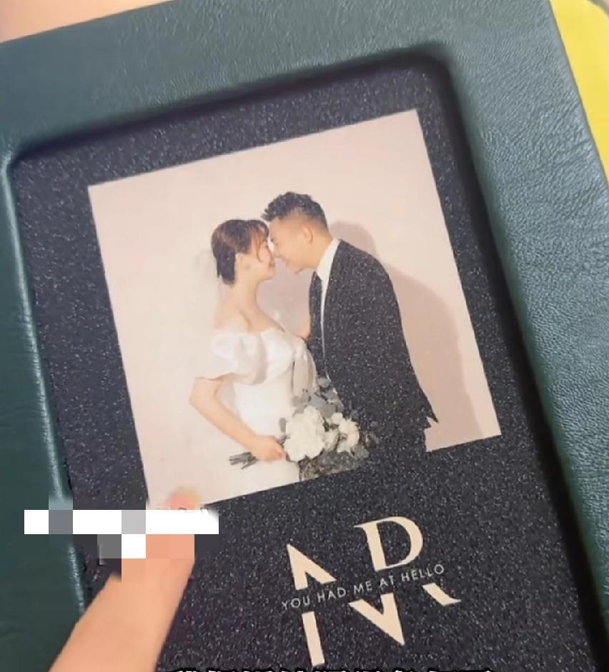 奇葩大乌龙！9月28日，四川一女子第一次打开四年前的结婚相册，打开后发现相册里是