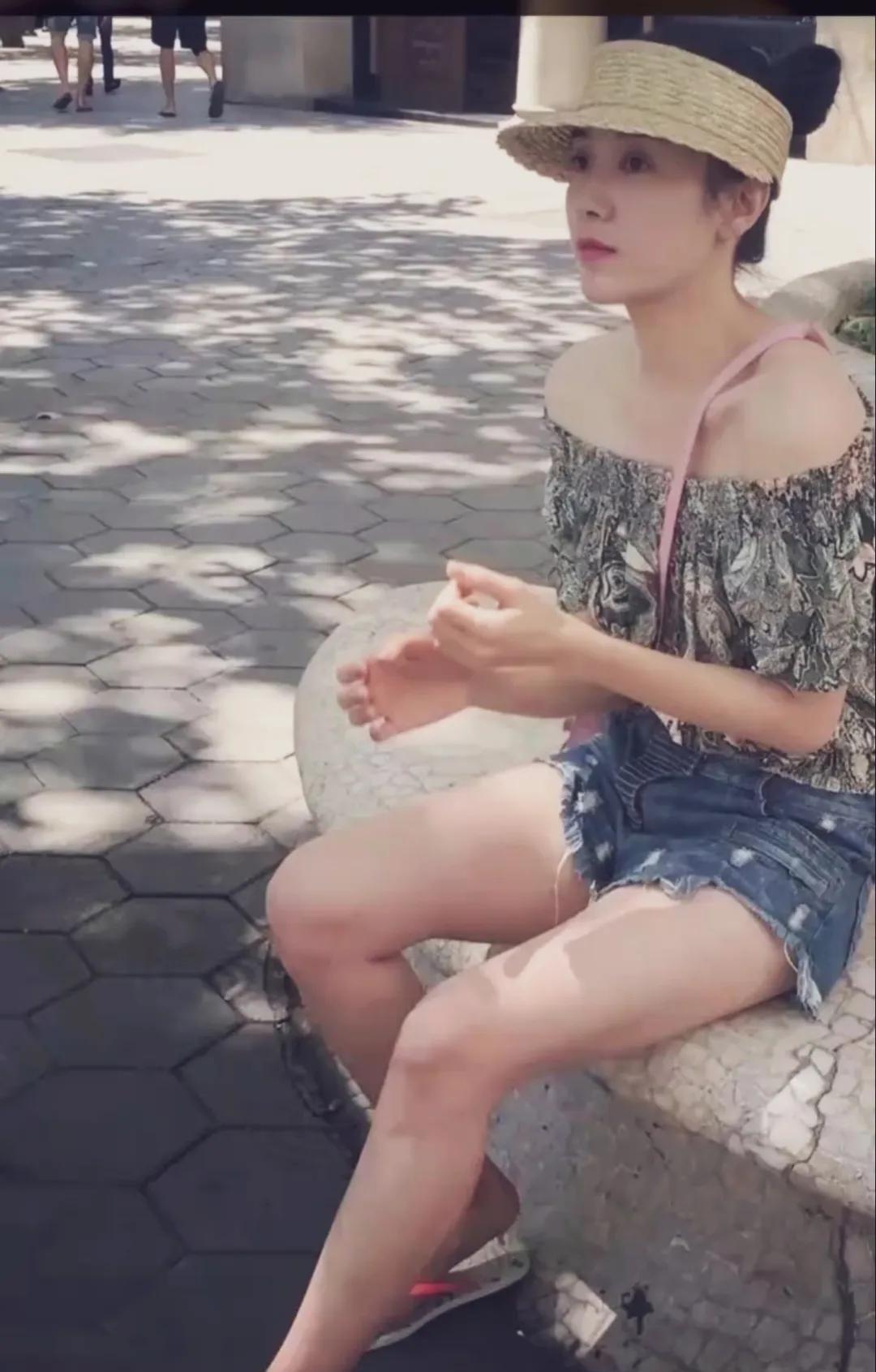 年轻时候的宋佳真是颜值天花板！浓眉大眼，小脸精致，眼神灵动又温柔。皮肤嫩的能捏出