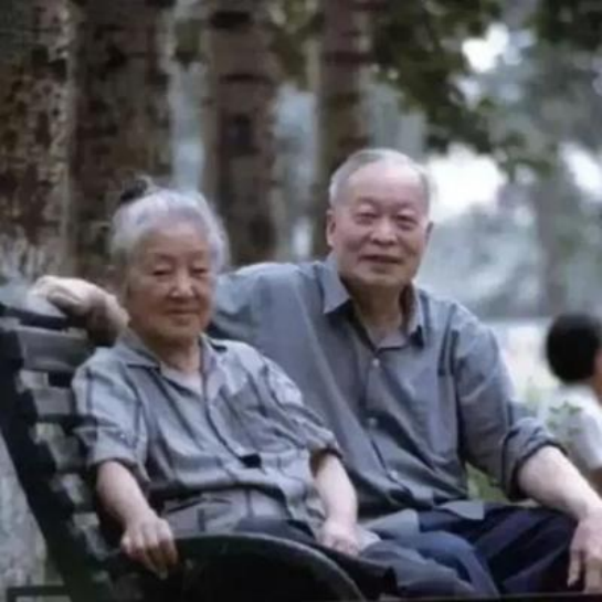 1969年，“两弹一星”钱三强被发配农村。一日，他见一女子弯腰清扫厕所，定睛一看