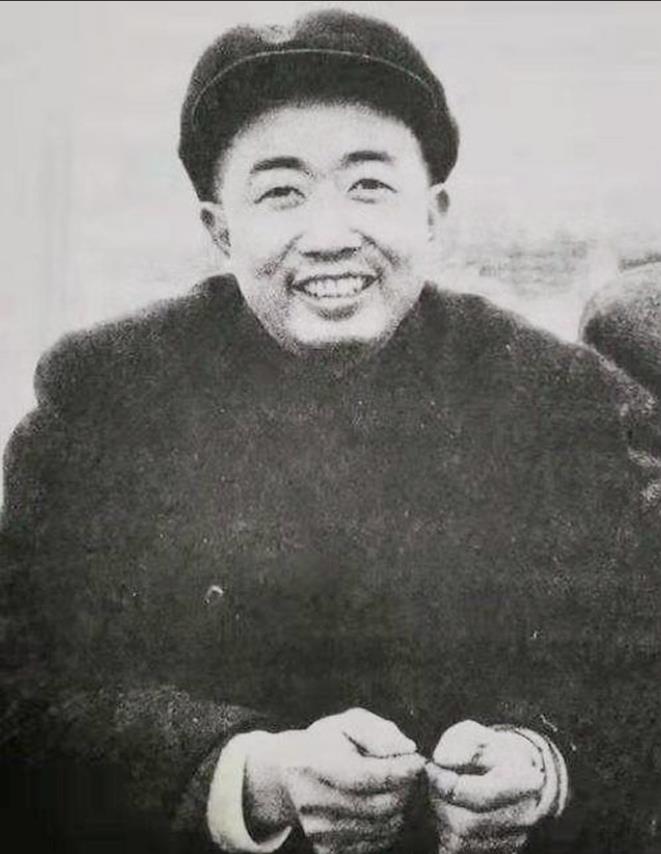 1952年，朝鲜战场上，志愿军抓获了一名间谍，搜身时，志愿军战士在间谍胸前一摸，