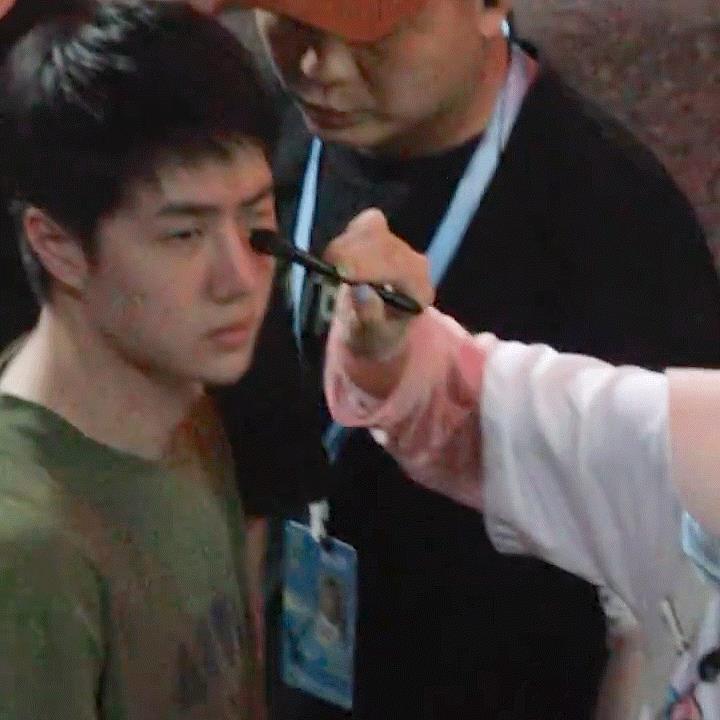 这是谁？怎么戳王一博眼珠呢？
这匆忙的补妆时间，给一博宝宝整无奈了。
一博肯定这