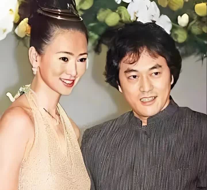 当年翁虹与38岁开赌场的富商伍伟杰结婚时的一幕，可惜婚后不久因为伍伟杰有了新欢二