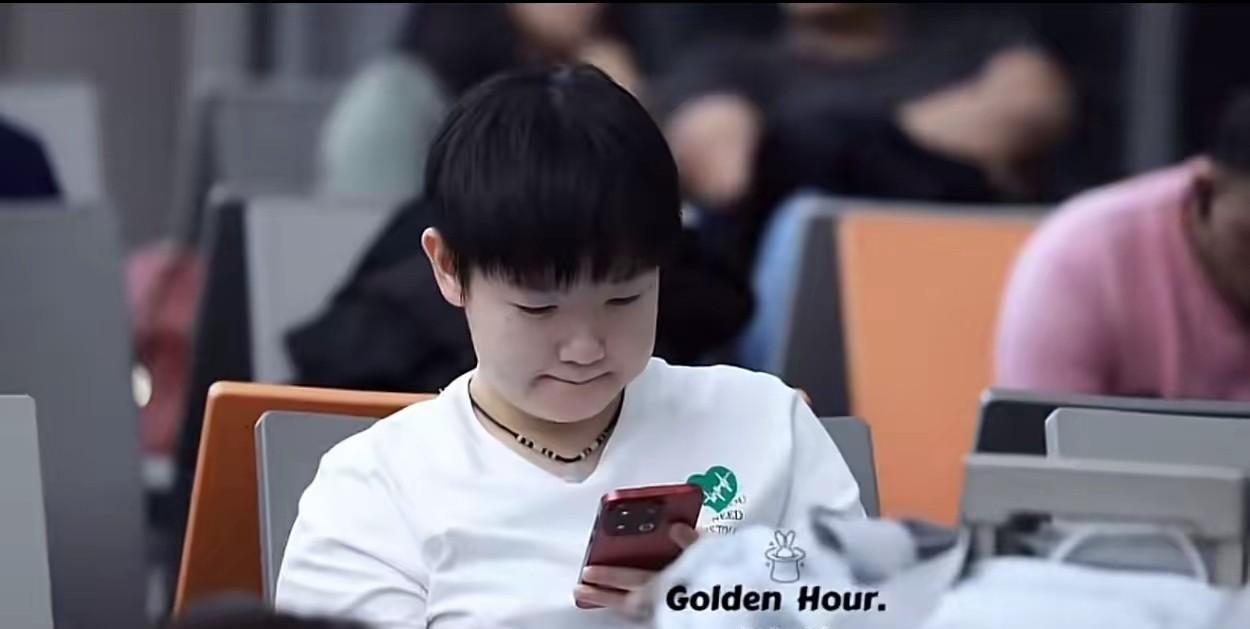 莎宝这一看就很有福气的小脸啊，肉嘟嘟的，又软又萌又糯。
好想上手掐一把啊！
这圆