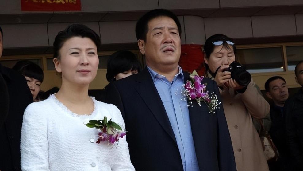 闫学晶两段婚姻书写人生逆袭，45岁冒险生女终获圆满