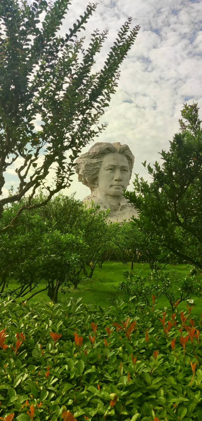 天太热，挑了一个荫凉处站着，这个位置一眼可以看见毛主席！