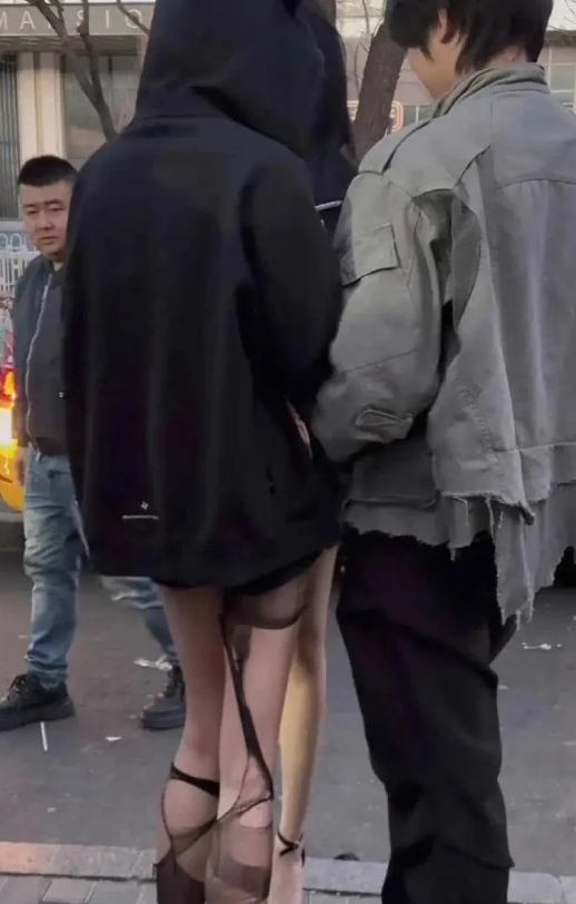 这种丝袜到底要怎么穿进去啊，后面大哥都看呆了