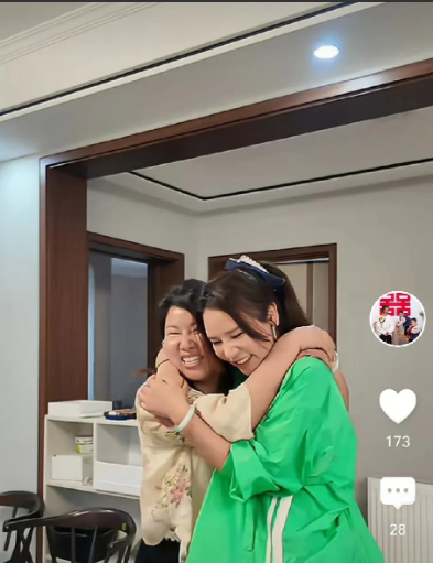 

奶茶从杭州回到江苏，东青取消直播打击有些大，奶茶陪着妹妹一起过端午，奶茶的心