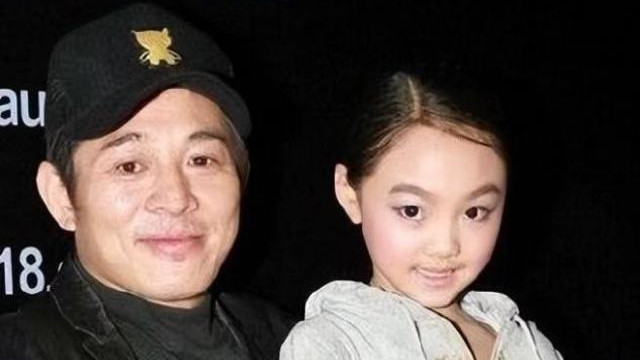 ​近日，功夫巨星李连杰在社交媒体平台上，晒出了自己四个女儿大学毕业合照的幸福时刻，并深情配文