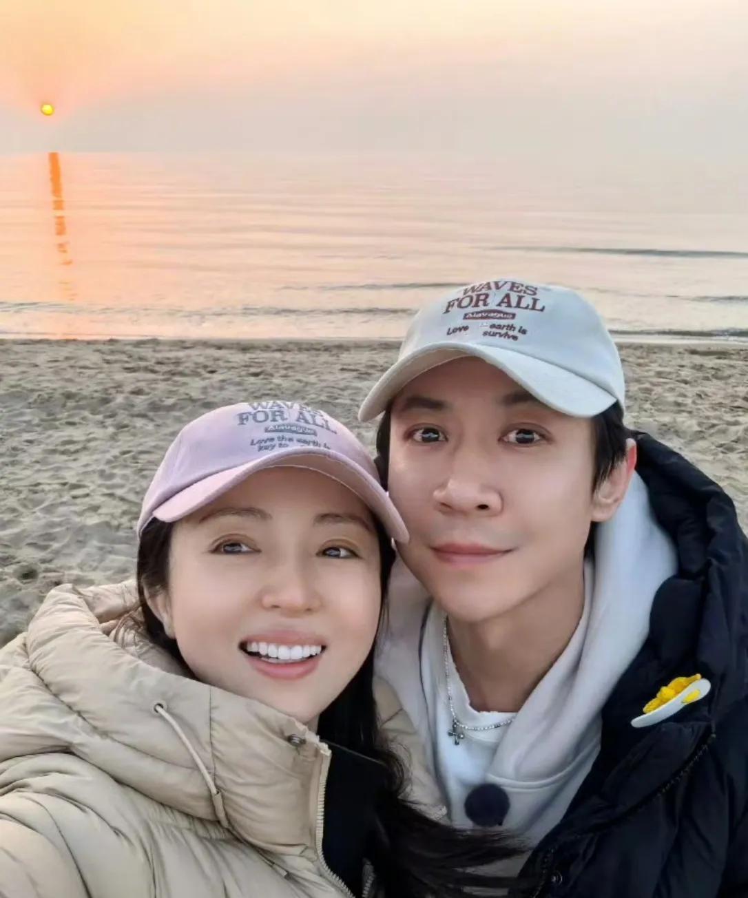 #董璇张维伊官宣# 雪花女神龙董璇和丈夫张维伊官宣婚姻状态，分享去阿那亚度假的合