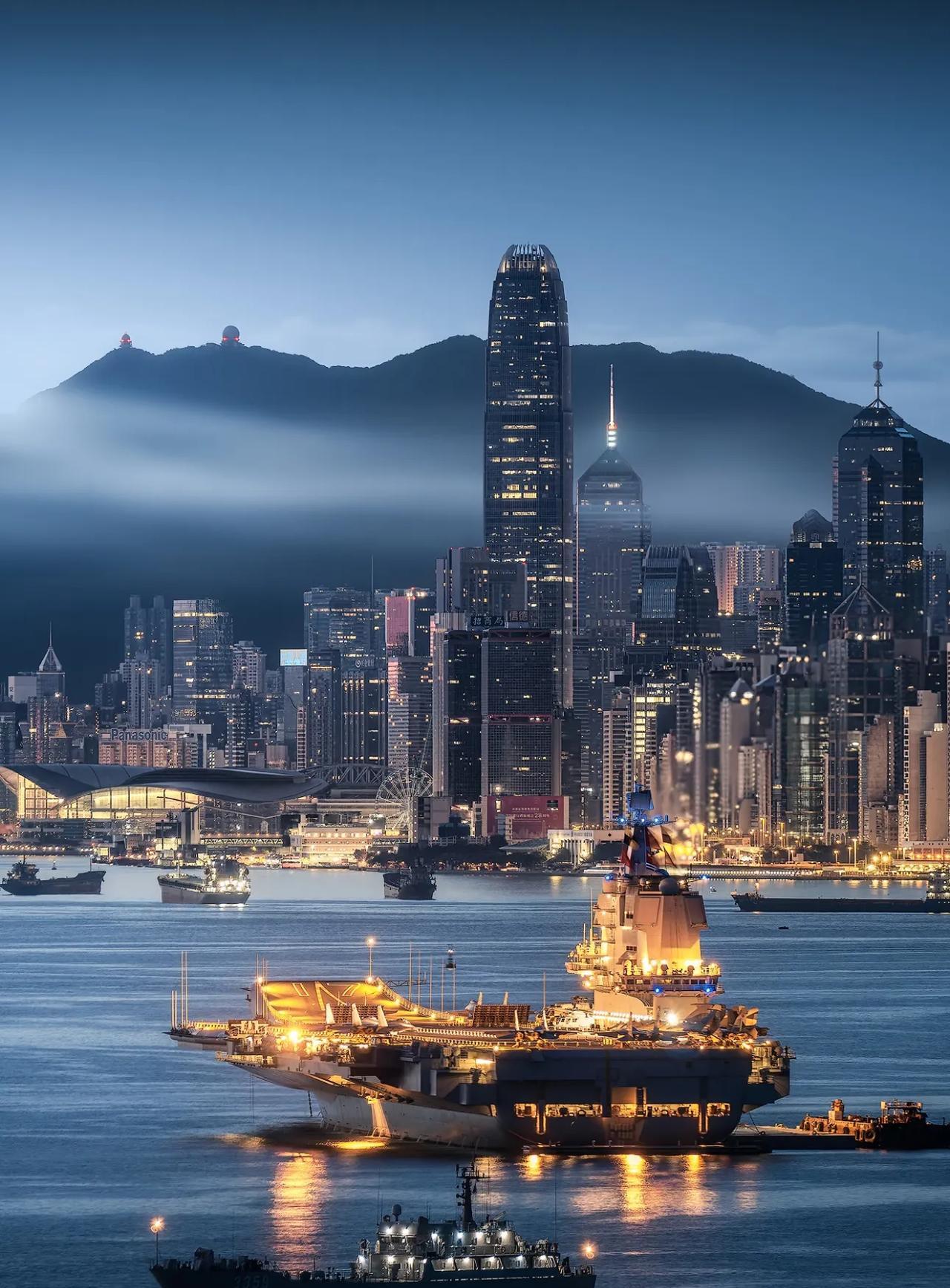 分享本次航母访港迄今为止我所见过最为震撼的一张照片！
摄影师是位7月4日才刚刚结