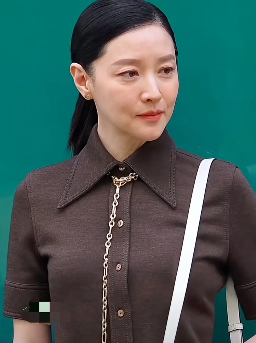 大长今女士李英爱近期照片流出，现年五十四岁的她不得不说也老了啊！

有网友说，看