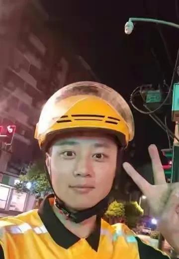 公职人员待遇已经不低了，何必再去送外卖，和年轻一族抢饭碗，行行好，留一点给专职骑