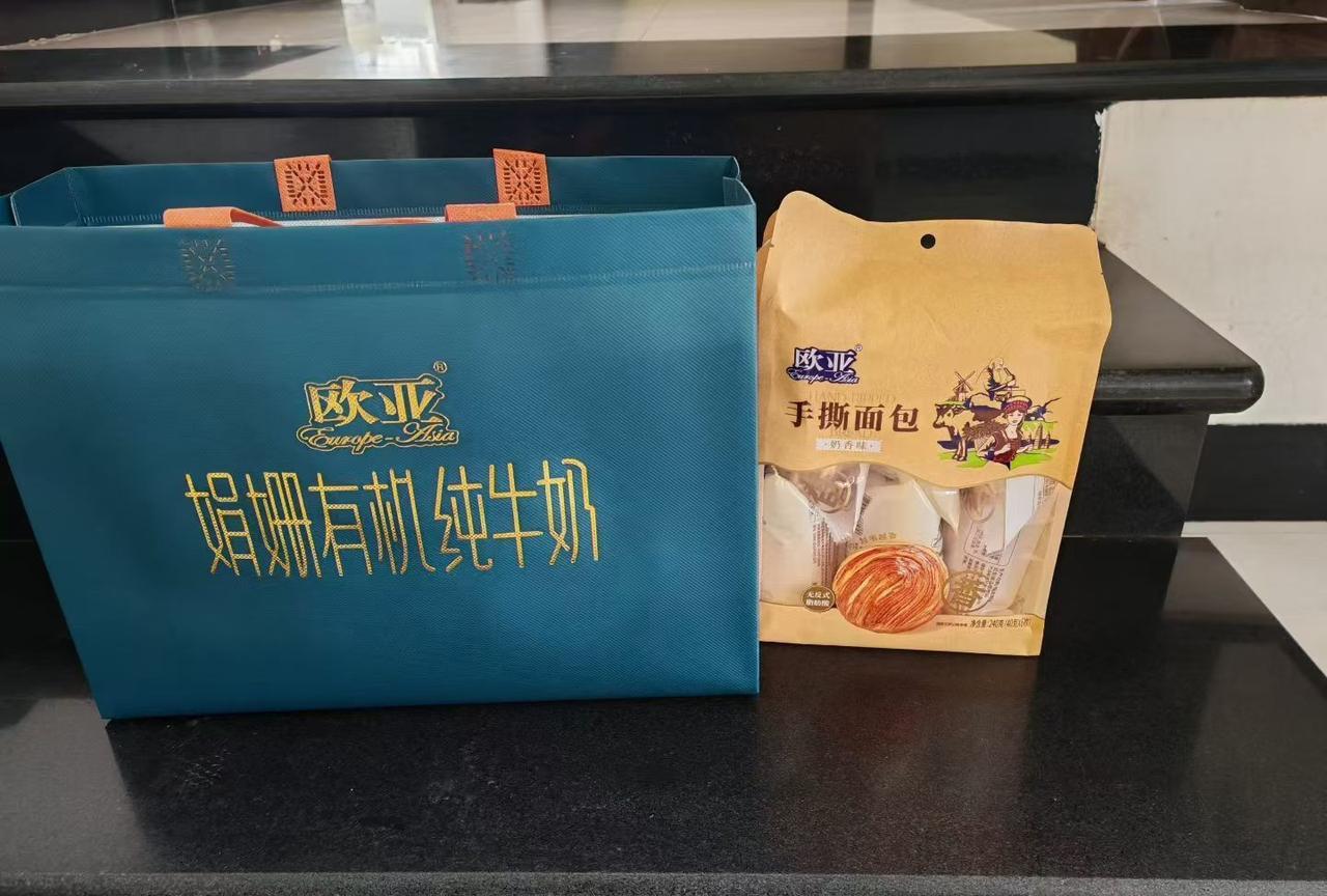 学校旁边的欧亚牛奶店给老师们送了真正的教师节礼物。
只要充值六百就可以成为会员，