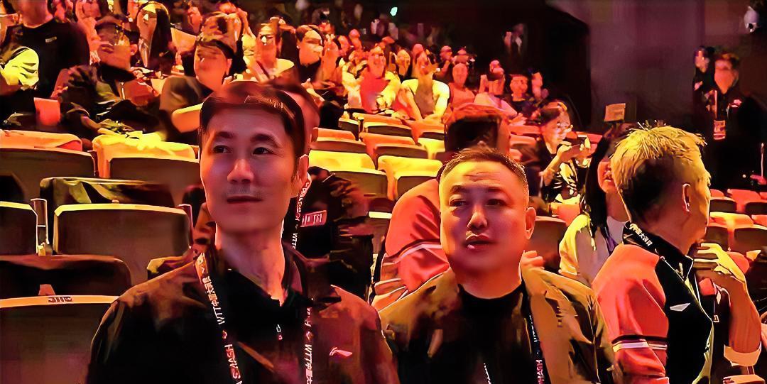 陈俊菘晋级中国大满贯赛男单1 6强，王励勤、秦志戬陪同刘国梁观赛
国乒小将陈俊菘