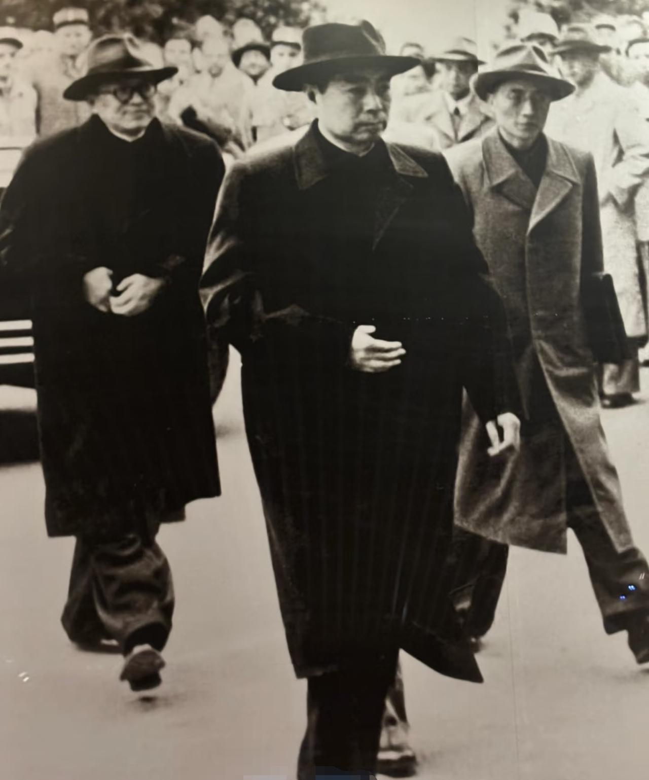 周总理不仅是一位优秀的总理，同时也是一位卓越的外交使者，您可知晓他身旁的两位是谁