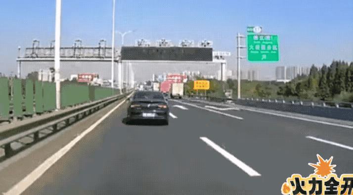 黑车有什么责任？他要不紧急躲避前面的红车，他就追红车的尾了。后车跟车距离太近，反