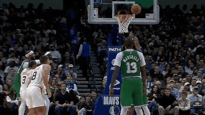 加福德卡位打到狄龙面部，裁判回看判前者一级恶意犯规