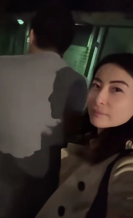  郭晶晶发自己日常，夫妻一起带娃，一起骑单车，一起做慈善。这才是人这一生来一回该