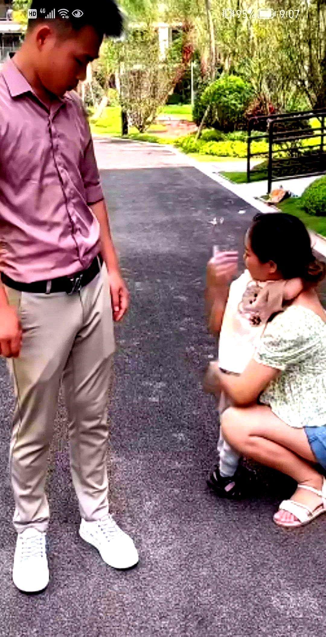 泪目，夫妻离婚一年后，再见都是眼泪，丈夫抱着儿子在路上隅遇妻子，儿子看见妈妈，哭
