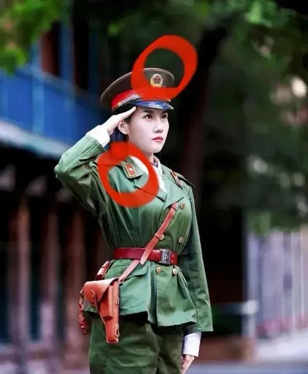 这是87式女战士冬装，但用了85式帽徽和干部领章，领章还钉反了。85式女干部冬装