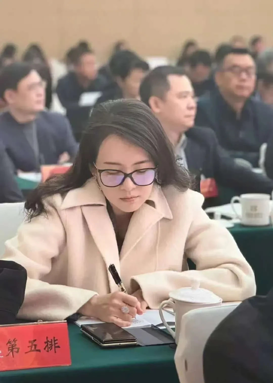 章子怡素颜参会惊艳亮相











不敢相信，前几天章子怡的脸还被吐槽