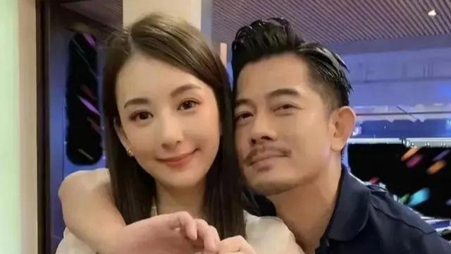 郭富城在香港，背着双肩包，和方媛手拉手，幸福感爆棚