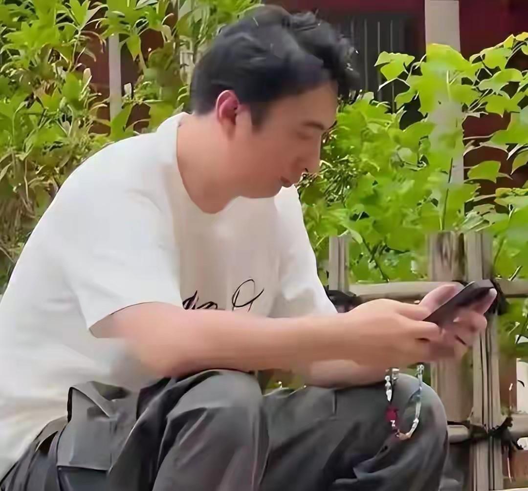 王思聪大骂某网红，说她一周二十万，又当又立的，火力全开，网友却不买账。
感觉王思